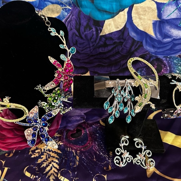 Sassy Jones Set: Necklace, 2 pairs of earrings, bracelet, brooch - Picture 5 of 10